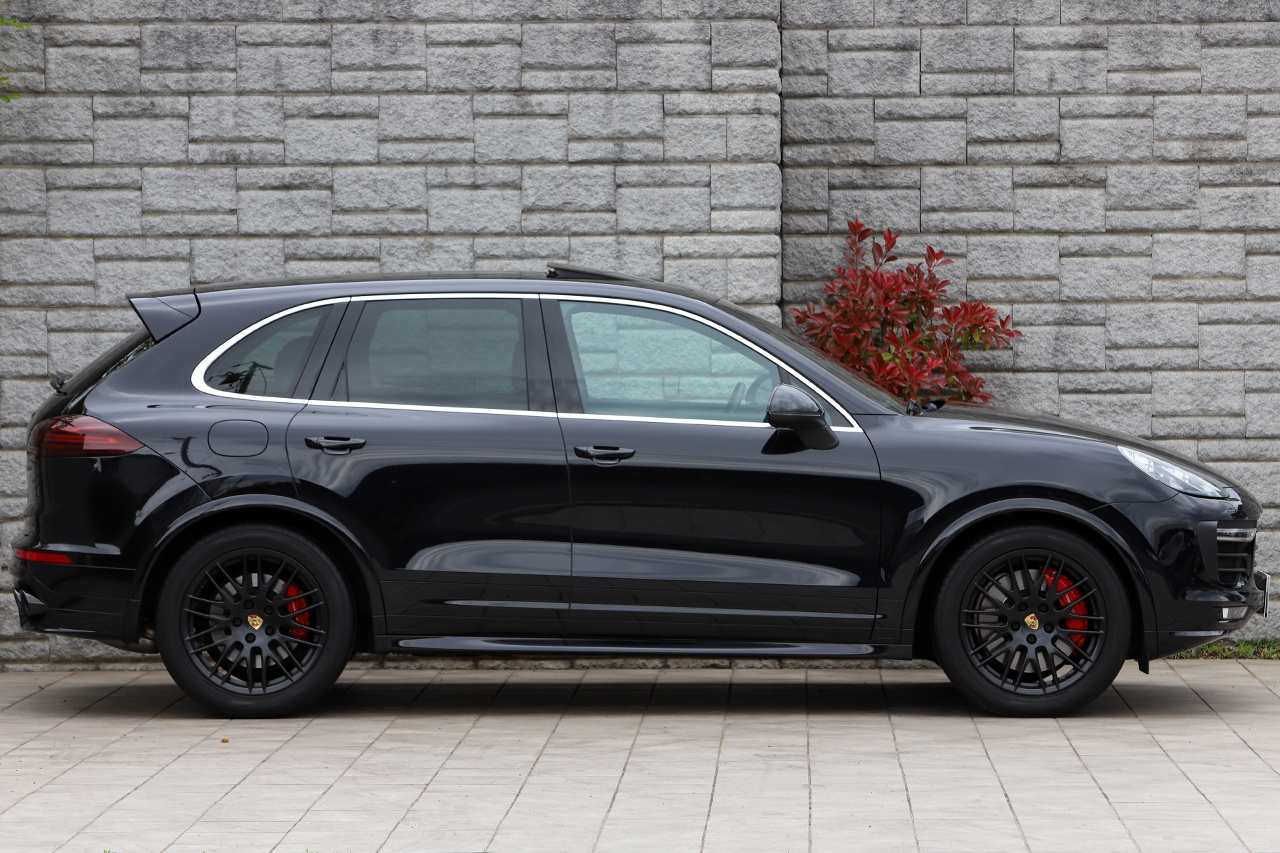 2016 Porsche CAYENNE GTS