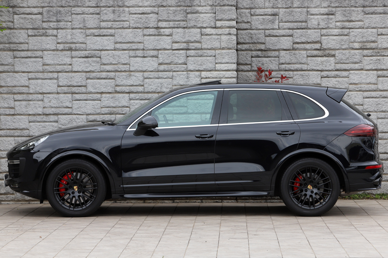 2016 Porsche CAYENNE GTS