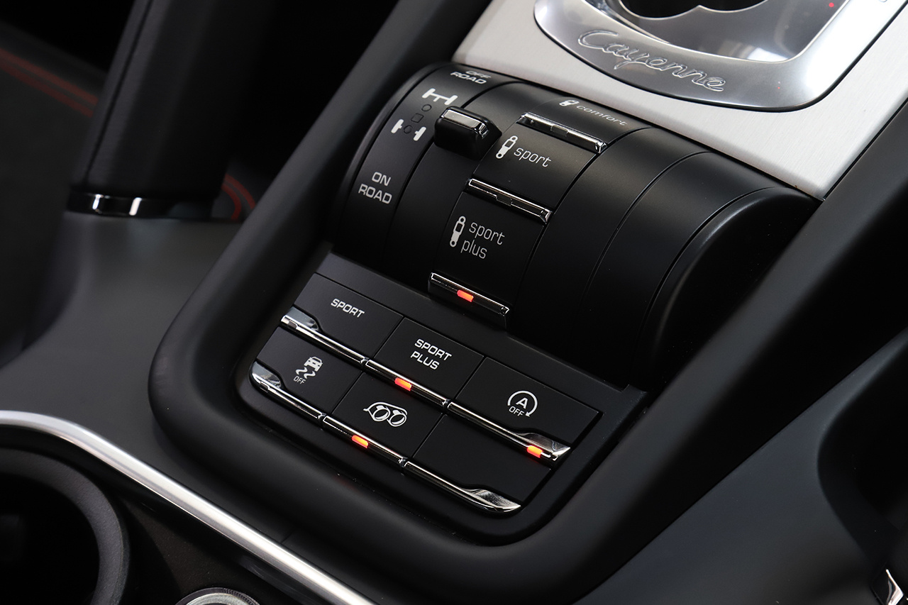 2016 Porsche CAYENNE GTS