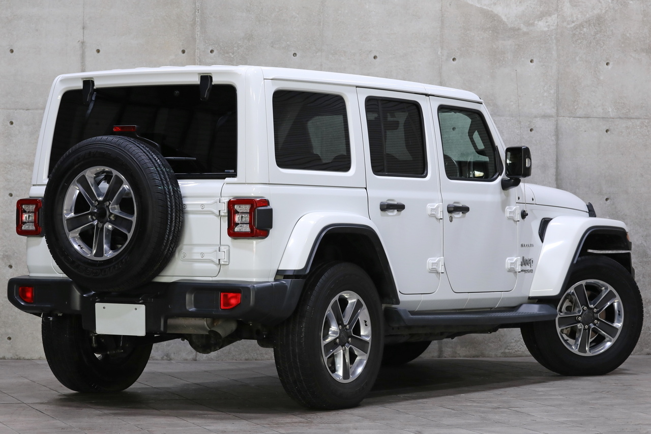White And Black Jeepnull
