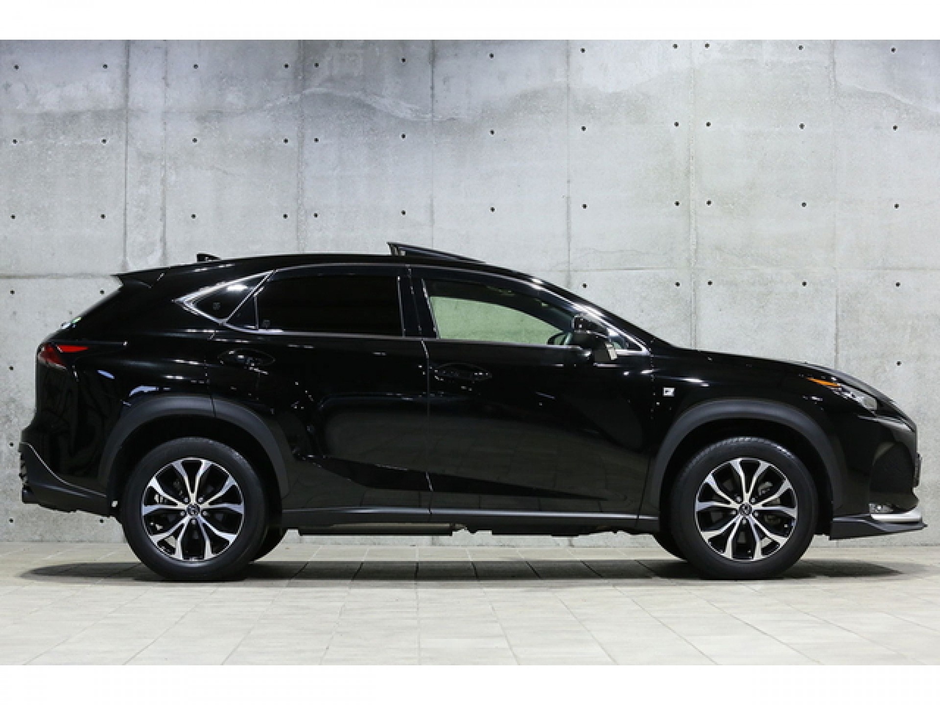 レクサス　NX200t Introducing the Lexus NX200t! The turbo model allows for sporty