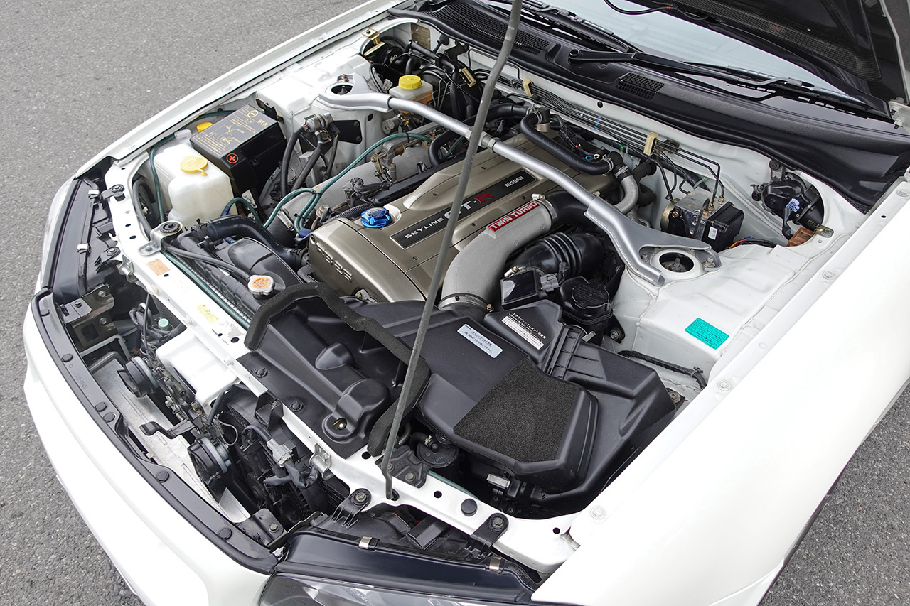 2002 Nissan SKYLINE GT-R BNR34 R34 GT-R M-SPEC  NUR Pearl White (QX1), LOW MILEAGE