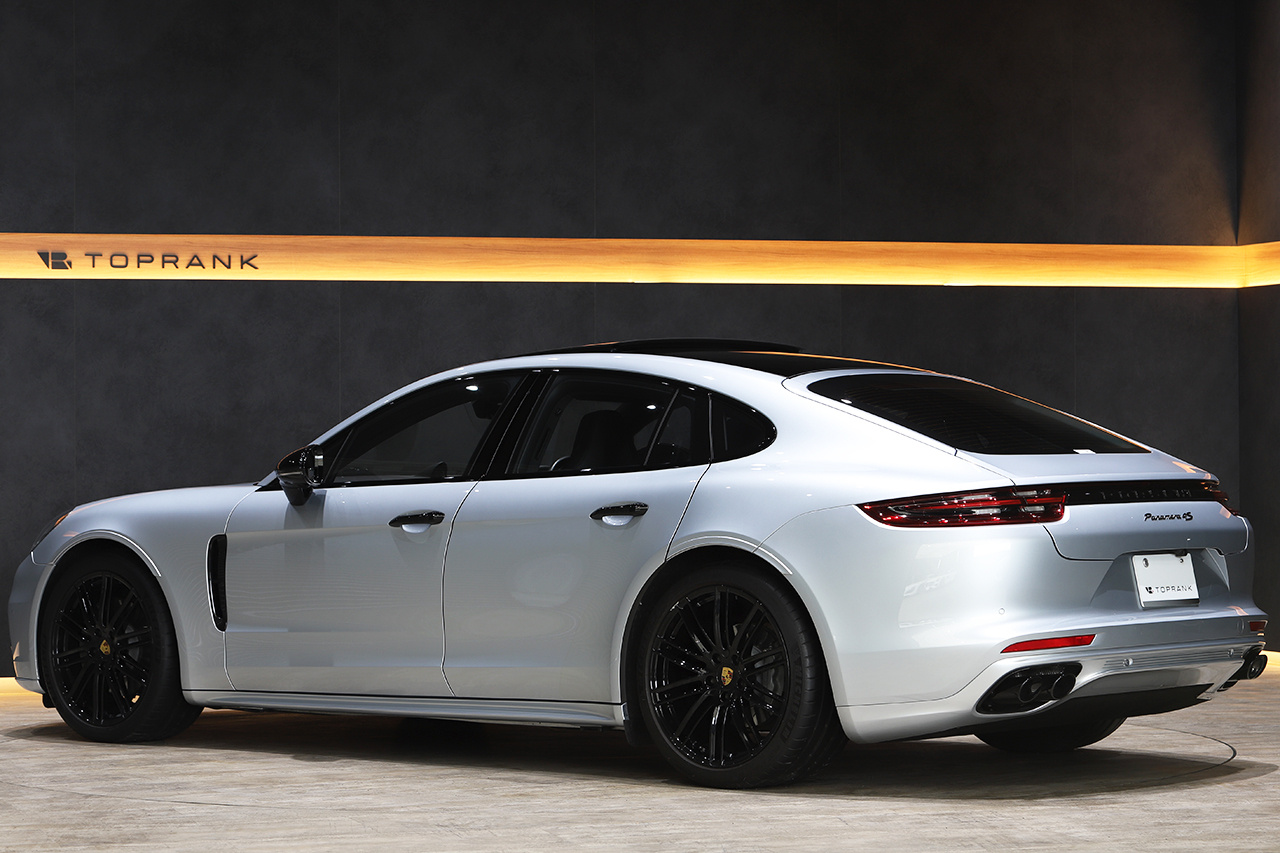 2017 Porsche PANAMERA 