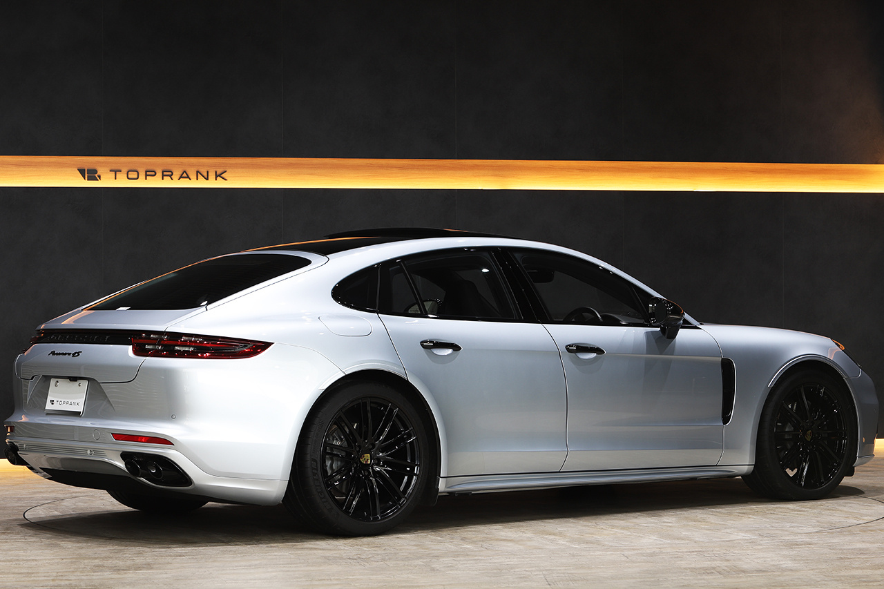 2017 Porsche PANAMERA 