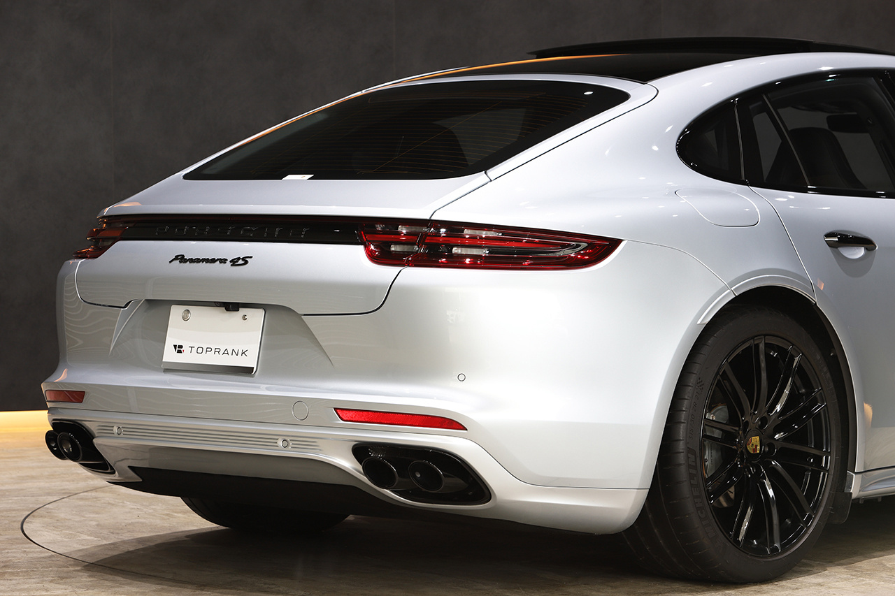 2017 Porsche PANAMERA 