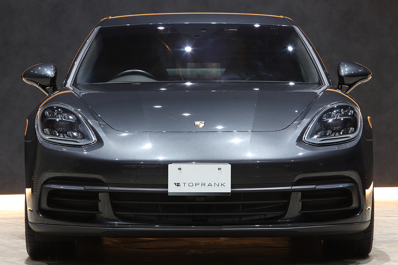 2018 Porsche PANAMERA null