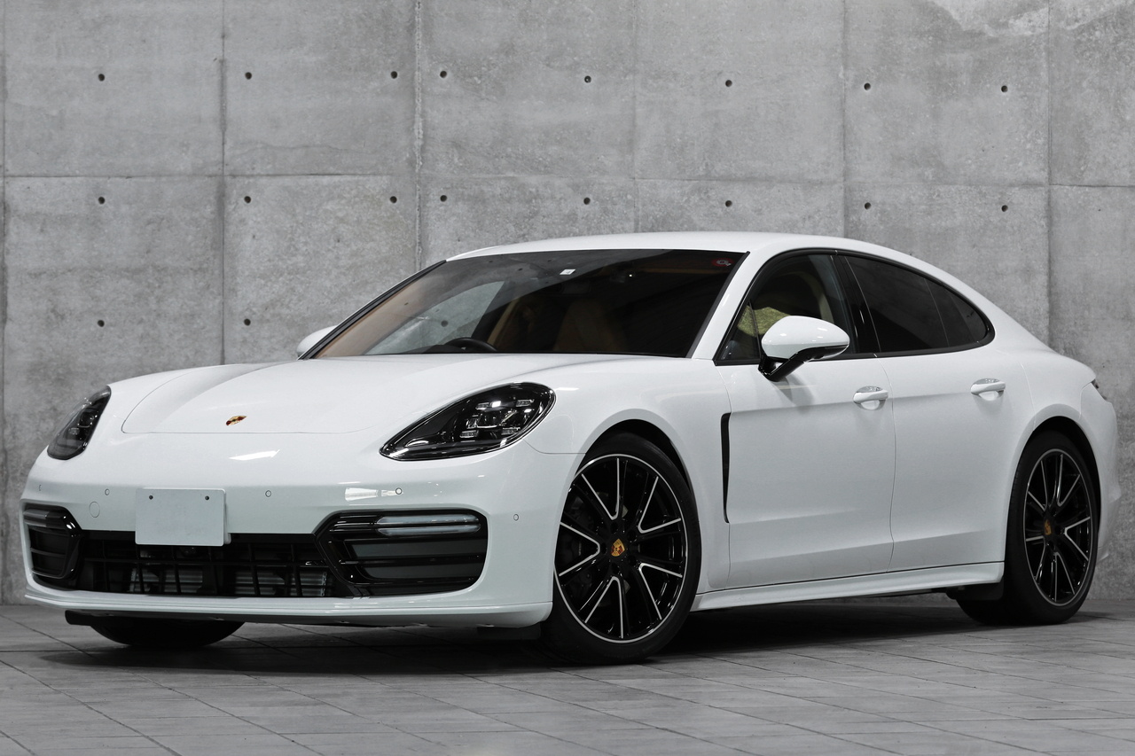 2018 Porsche PANAMERA null