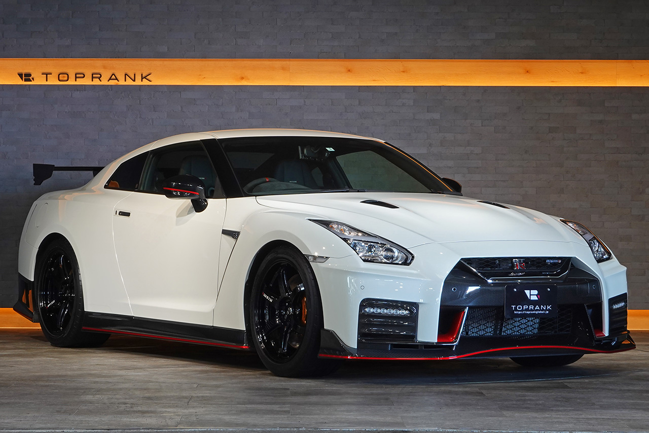 2017 Nissan GT-R R35 GT-R NISMO MY17, Recaro Seats, Dry Carbon Front Bumper, LOW MILEAGE